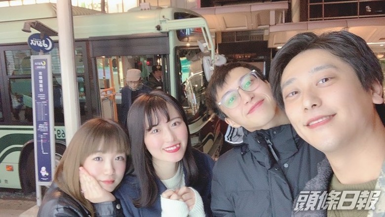 坤哥與愛子膊頭貼膊頭合照。